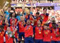 La selecció espanyola aixecant el títol de campiona del món. Foto: David Ramos/Getty Images