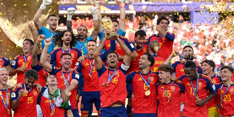 La selecció espanyola aixecant el títol de campiona del món. Foto: David Ramos/Getty Images