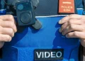 imatge d'un policia amb càmera en el pit / Xarxes