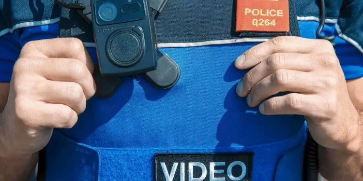 imatge d'un policia amb càmera en el pit / Xarxes