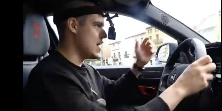 Imatge de les ulleres amb càmera que usa el youtuber per grabvar mentre condueix / Xarxes