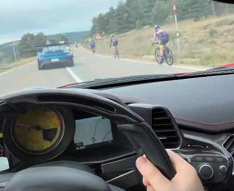 Avançament temerari als ciclistes.