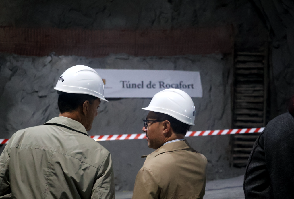 El cap de Govern, Xavier Espot i el ministre de Territori i Urbanisme, Raul Ferré, contemplen els treballs de perforació del túnel. Foto: M. F. (ANA)