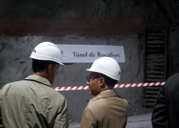 El cap de Govern, Xavier Espot i el ministre de Territori i Urbanisme, Raul Ferré, contemplen els treballs de perforació del túnel. Foto: M. F. (ANA)
