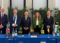 Un moment de l'acte de signatura de l'addenda al conveni de col·laboració vigent entre FEDA i EDF que ha tingut lloc aquest dilluns a París.