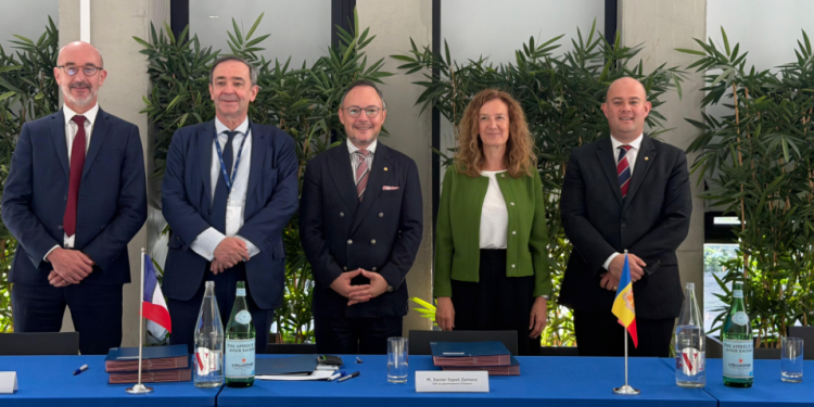 Un moment de l'acte de signatura de l'addenda al conveni de col·laboració vigent entre FEDA i EDF que ha tingut lloc aquest dilluns a París.