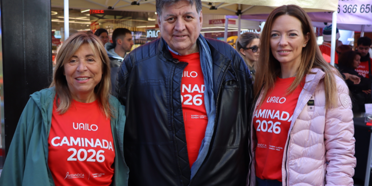 La ministra de Presidència, Economia, Treball i Habitatge, Conxita Marsol, amb el president d'Assandca, Josep Saravia, i la ministra de Salut, Helena Mas, abans de la caminada contra el càncer.