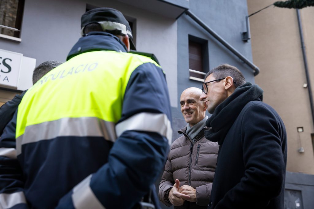 Els consellers de Circulació i de Serveis Públics i Medi Ambient, Xavier Surana i Jordi Cabanes, respectivament, amb agents cívics. Foto: Comú d'Andorra la Vella / Tony Lara