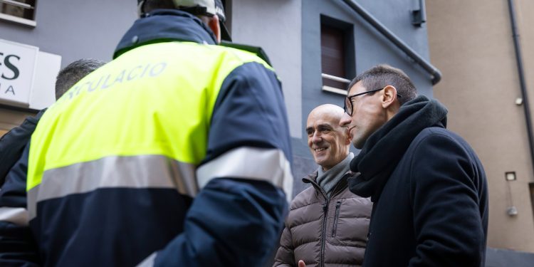 Els consellers de Circulació i de Serveis Públics i Medi Ambient, Xavier Surana i Jordi Cabanes, respectivament, amb agents cívics. Foto: Comú d'Andorra la Vella / Tony Lara
