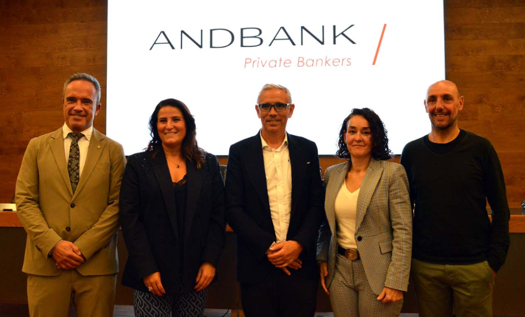 El secertari d'Estat de Joventut i Esports, Alain Cabanes; la directora de Banca País d’Andbank, Maria Suárez; el president de la World Triathlon ASntonio Fernández i la presidenta i el director tècnic de la federació andorrana de triatló, Edurne López i Víctor Cunill.