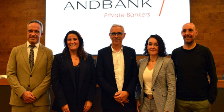 El secertari d'Estat de Joventut i Esports, Alain Cabanes; la directora de Banca País d’Andbank, Maria Suárez; el president de la World Triathlon ASntonio Fernández i la presidenta i el director tècnic de la federació andorrana de triatló, Edurne López i Víctor Cunill.