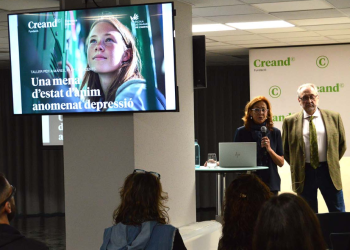 El psicòleg especialista en psicologia clínica, trastorns de la conducta i patologia dual en l’àmbit infantojuvenil, i cofundador i director clínic d’Amalgama7, Jordi Royo, amb la directora de Creand Fundació, Francesca Ros.