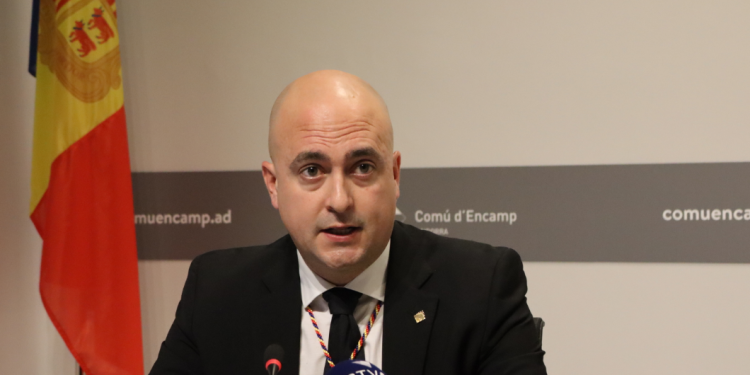 El cònsol menor, Xavier Fernàndez, durant la roda de premsa posterior a la sessió del consell de comú.