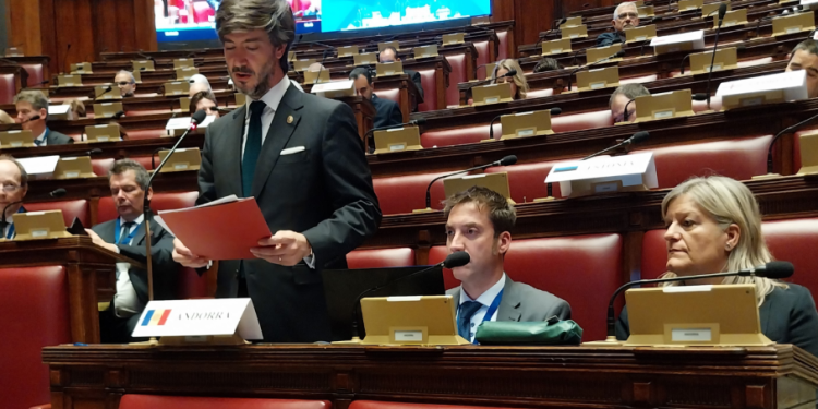 El síndic general, Carles Ensenyat, durant la Conferència Europea de Presidents de Parlaments.