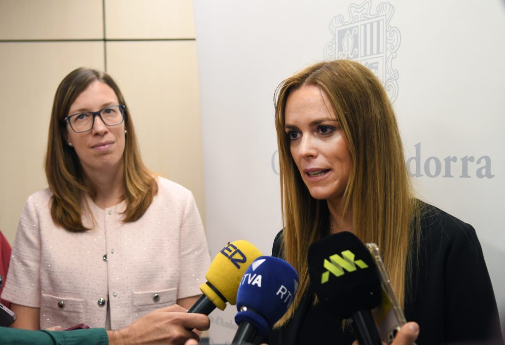 La secretària d’Estat d’Igualtat i Participació Ciutadana, Mariona Cadena i la secretària d’Estat d’Economia, Treball i Habitatge, Laura Camps, abans de la roda de premsa. Foto: SFGA