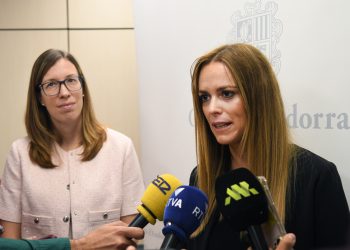 La secretària d’Estat d’Igualtat i Participació Ciutadana, Mariona Cadena i la secretària d’Estat d’Economia, Treball i Habitatge, Laura Camps, abans de la roda de premsa. Foto: SFGA