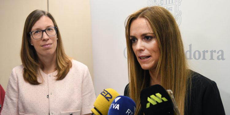 La secretària d’Estat d’Igualtat i Participació Ciutadana, Mariona Cadena i la secretària d’Estat d’Economia, Treball i Habitatge, Laura Camps, abans de la roda de premsa. Foto: SFGA