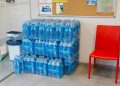 Ampolles d'aigua a l'Ajuntament de Montferrer i Castellbò, a disposició dels veïns d'Aravell afectats per les restriccions a la xarxa potable (Foto: ACN)