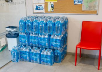 Ampolles d'aigua a l'Ajuntament de Montferrer i Castellbò, a disposició dels veïns d'Aravell afectats per les restriccions a la xarxa potable (Foto: ACN)