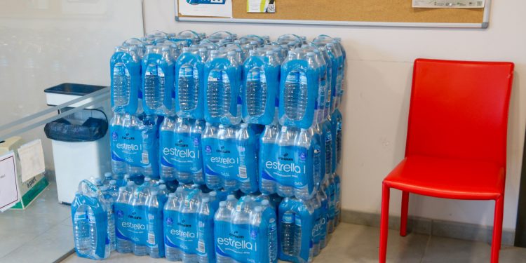 Ampolles d'aigua a l'Ajuntament de Montferrer i Castellbò, a disposició dels veïns d'Aravell afectats per les restriccions a la xarxa potable (Foto: ACN)