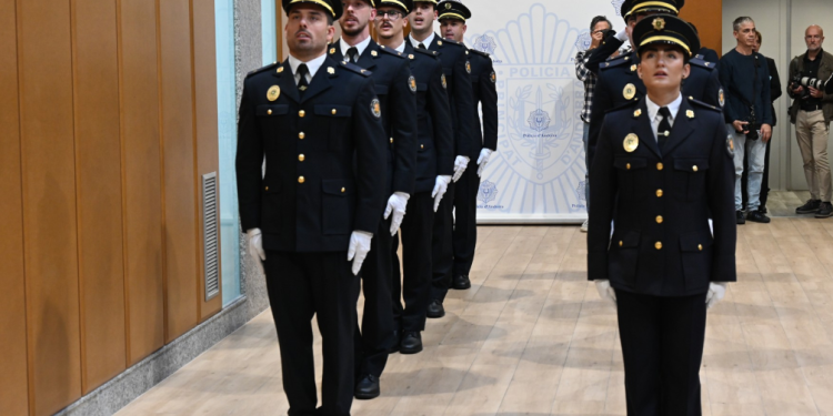La cerimònia de jurament i nomenament definitiu de deu nous agents de policia.