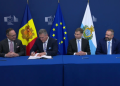 El cap de Govern d'Andorra, Xavier Espot, el vicepresident executiu de la Comissió Europea, Maroš Šefčovič, i el ministre d'Afers Exteriors de Sant Marino durant la signatura de l'acord, Luca Beccari, durant la signatura.