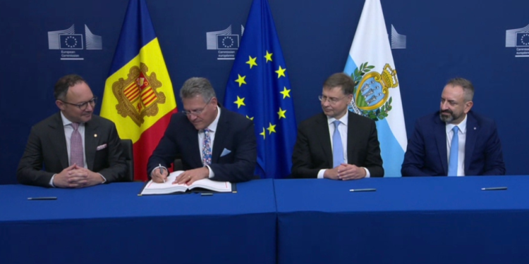 El cap de Govern d'Andorra, Xavier Espot, el vicepresident executiu de la Comissió Europea, Maroš Šefčovič, i el ministre d'Afers Exteriors de Sant Marino durant la signatura de l'acord, Luca Beccari, durant la signatura.