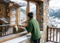 Una dona mirant l'interior d'una casa.